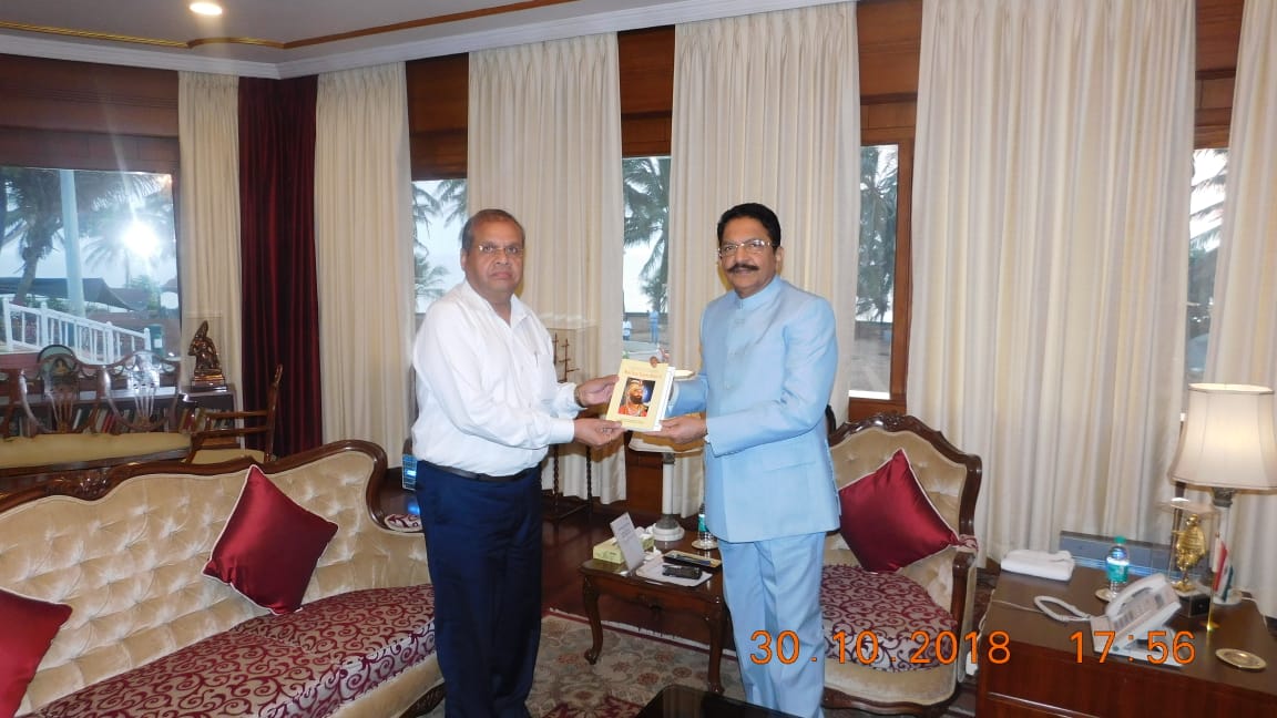 मान्यवरांना संकुलातर्फे प्रकाशित ग्रंथभेट