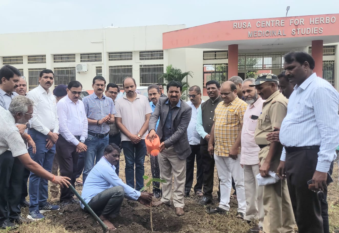 राज्यपाल महोदयांच्या मार्गदर्शनानुसार वृक्षलागवड करून कुलगुरूंचा वाढदिवस साजरा